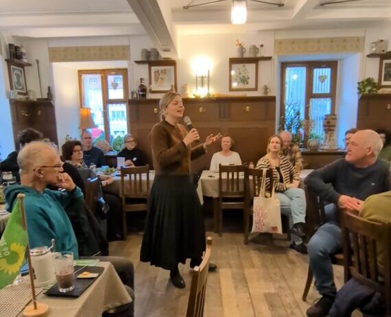 Starker Abend in Sulzbach-Rosenberg: Volles Haus bei „Schulzes Stammtisch“